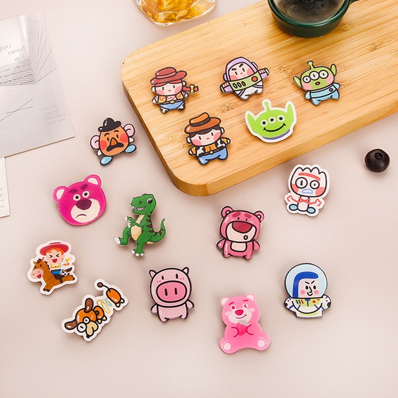 AMILA หมีสตรอเบอร์รี่น่ารักการ์ตูนสัตว์ประหลาดสามตาเข็มกลัดอะคริลิกจี้ปากกาป้ายอะนิเมะ