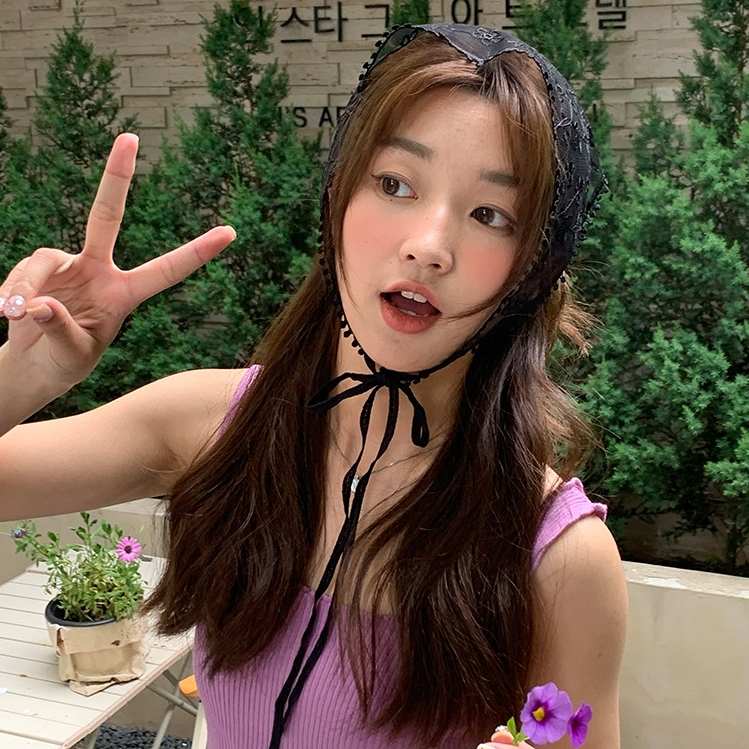 Floral lace headscarf ผ้าโพกผมสามเหลี่ยมลูกไม้