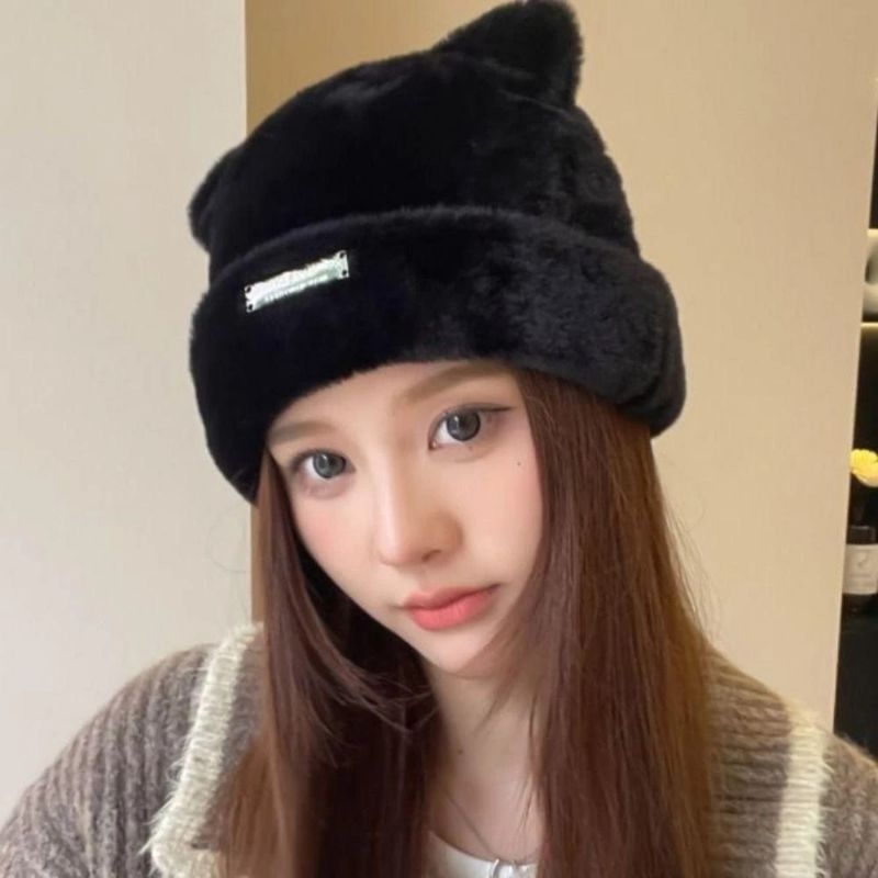 HAT04 หมวกบีนนี่ขนนุ่ม ทรงหูแมว แต่งป้ายโลหะ หมวกอุ่นบีนนี่พร้อมส่งในไทย เก็บโค้ดส่งฟรี