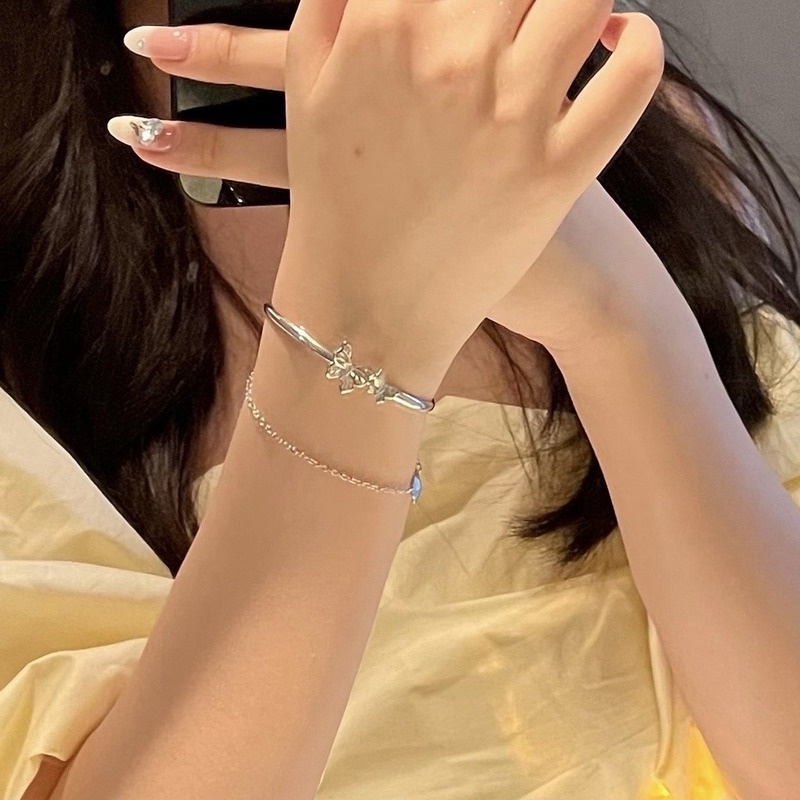Ins Style อารมณ์ สร้อยข้อมือผีเสื้อ คลาสสิก โซ่คู่ พู่ สายรัดข้อมือ หรูหรา เปิดกําไลข้อมือ