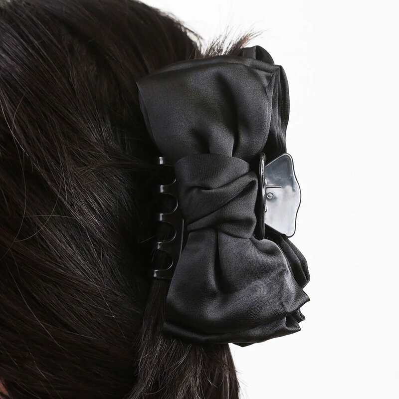 Konvy Black Reversible Bow Clip กิ๊บหนีบผมขนาดใหญ่ โดดเด่นด้วยรูปทรงโบว์สีดำ.