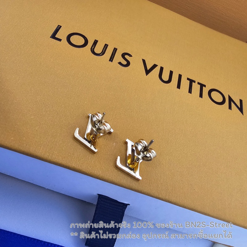 Louis Vuitton LV Stud Earrings ต่างหูหลุยส์ วิตตอง งานโลโก้ L V  อะไหล่ทอง งานสะท้อนสวยมาก  งานระดับไฮเอน