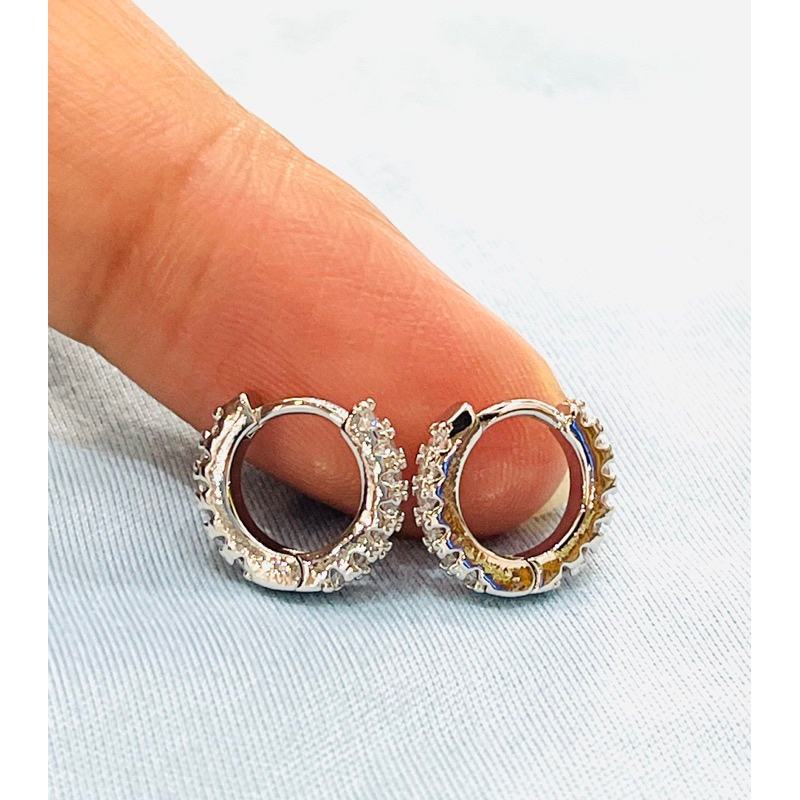 NEW ราคา1คู่ต่างหูห่วงเพชรรัสเซียล้อมวงหุ้มทองคำขาวเงางามสวยวิ้ง ขนาด2x7mm.(วัดวงใน)