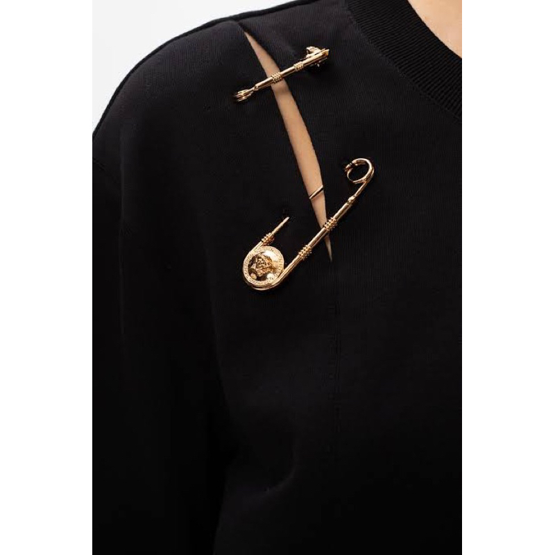 Versace Safety Pin Brooch เข็มกลัดเวอร์ซาเซ่ อะไหล่ทอง  งานสวยดูคลาสสิค งานชนช๊อปอสวยๆ ราคา เบาๆ