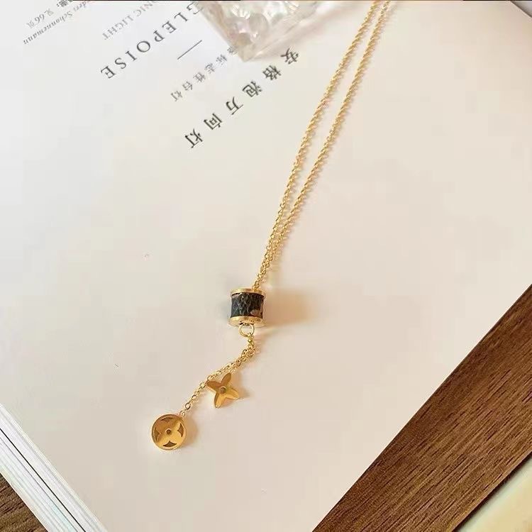 Xiya สร้อยคอหนังไทเทเนียม จี้ใบโคลเวอร์สี่แฉก ประดับพู่ ขนาดเล็ก แฟชั่น