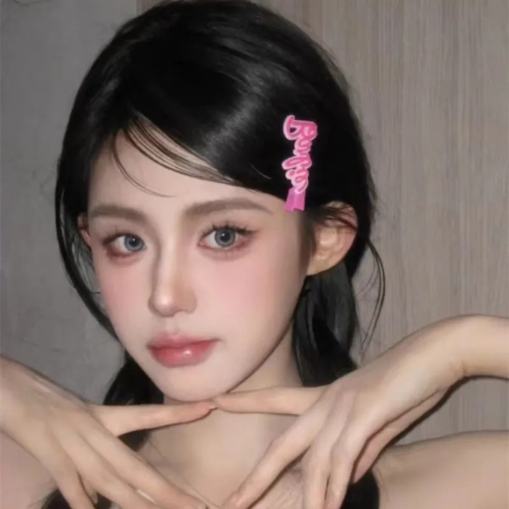 กิ๊บติดผมโลหะ Y2K พิมพ์ลายตัวอักษรน่ารัก สีชมพู สําหรับตุ๊กตาบาร์บี้ เครื่องเทศ