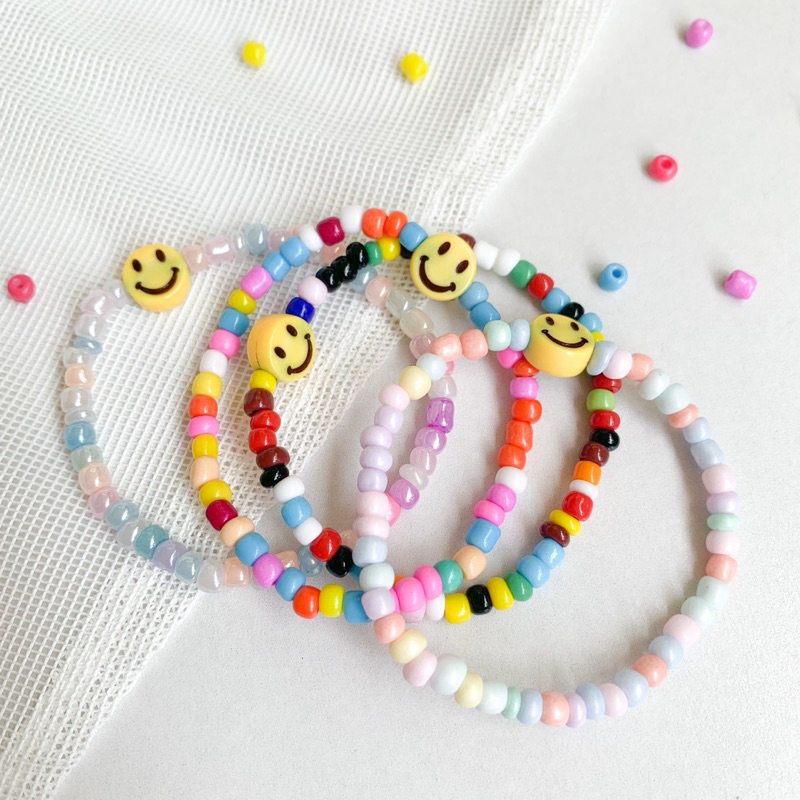 ของขวัญปัจฉิม ของแจกเพื่อน กำไลข้อมือลูกปัดจี้หน้ายิ้ม