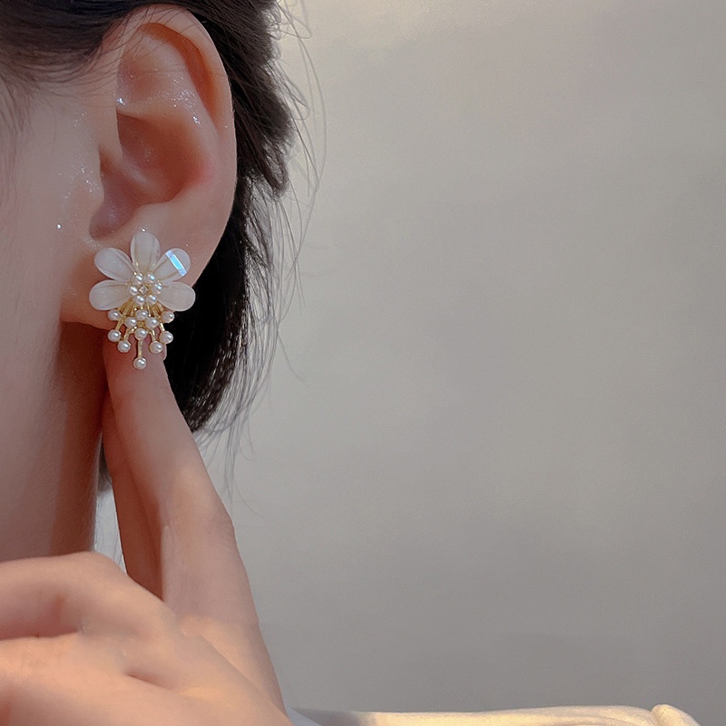 ต่างหูอะคริลิค รูปดอกไม้ ประดับไข่มุก หรูหรา แฟชั่นเรียบง่าย สไตล์แฟรี่