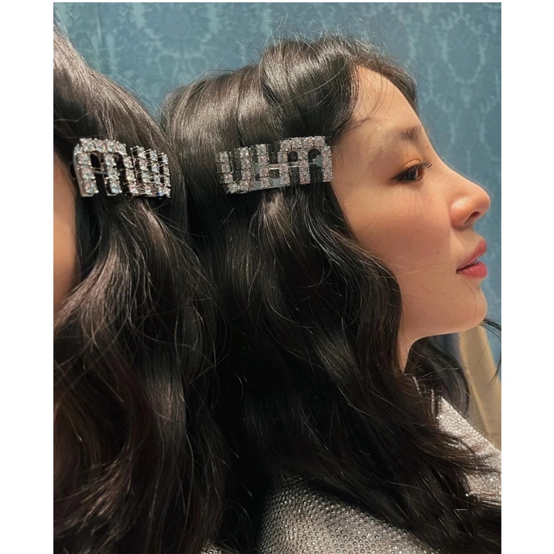 พร้อมส่ง Miu กิ๊บสปริง มี 2 รุ่น แบบประดับคริสตัลและมุก ที่ตัวอักษร *ปั้มหลัง**