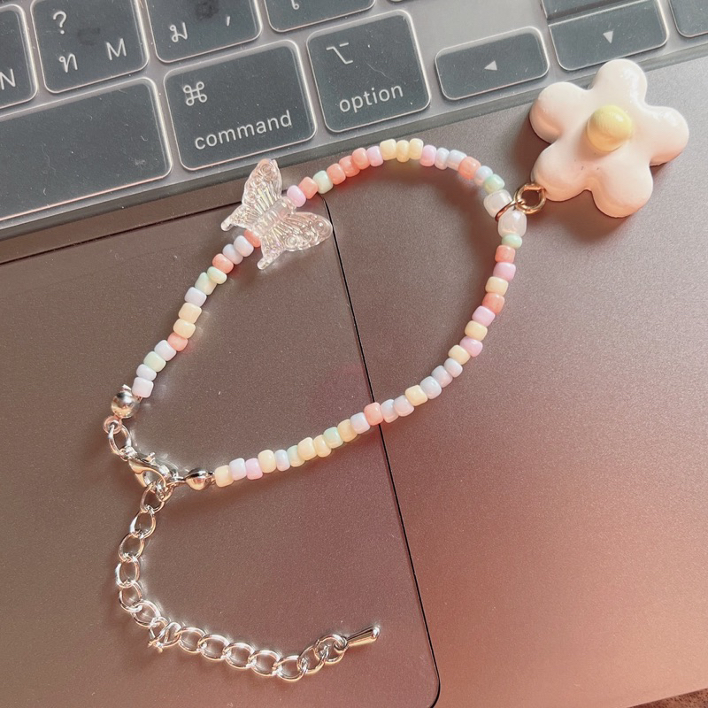 พร้อมส่ง  กำไลดินปั้นดอกไม้ขาว ละมุนละไมเวอร์ คุณหนูคุณใจสุด
