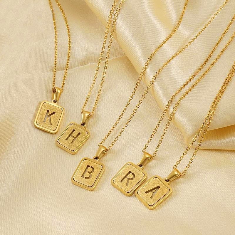 พร้อมส่ง สร้อยคอสเตนเลสสตีลพ่นทราย จี้ตัวอักษร A-Z สีทอง ชุบ18K   AZ06