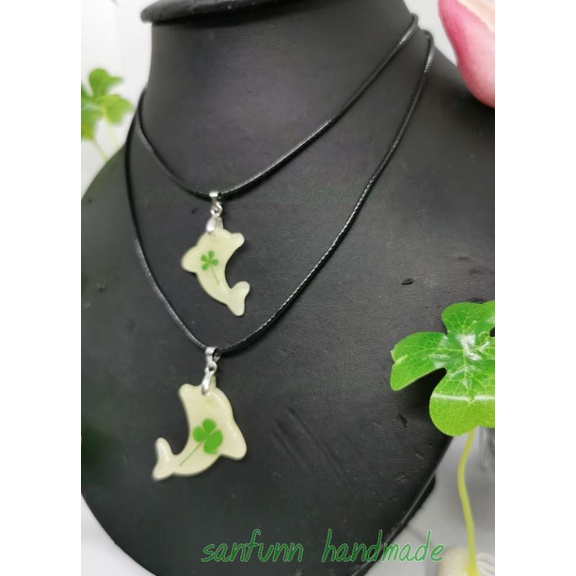 สร้อยหนังพร้อมจี้ใบโคลเวอร์โลมาเรืองแสงงานhandmade