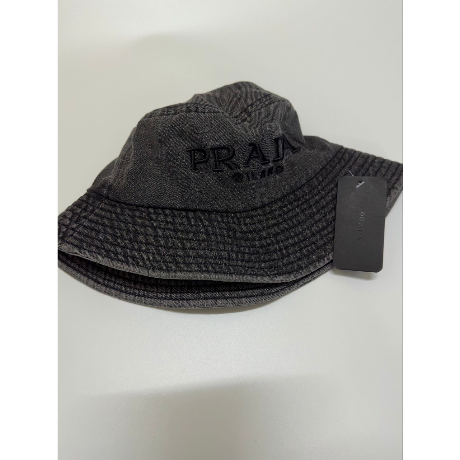 *สินค้าพร้อมส่ง New หมวกBucket ปร้าดาผ้ายีนส์PRD
