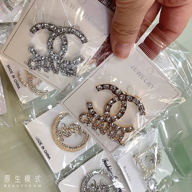 เข็มกลัดติดเสื้อแบรนด์เนม(พร้อมส่ง)จากไทย