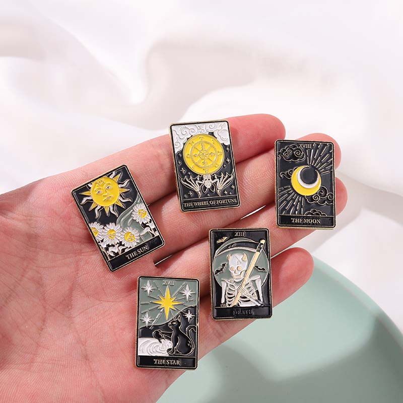 เข็มกลัดลายดวงจันทร์ แมว ดวงอาทิตย์ กะโหลก สำหรับตกแต่ง ติดกระเป๋าเป้สะพายหลัง