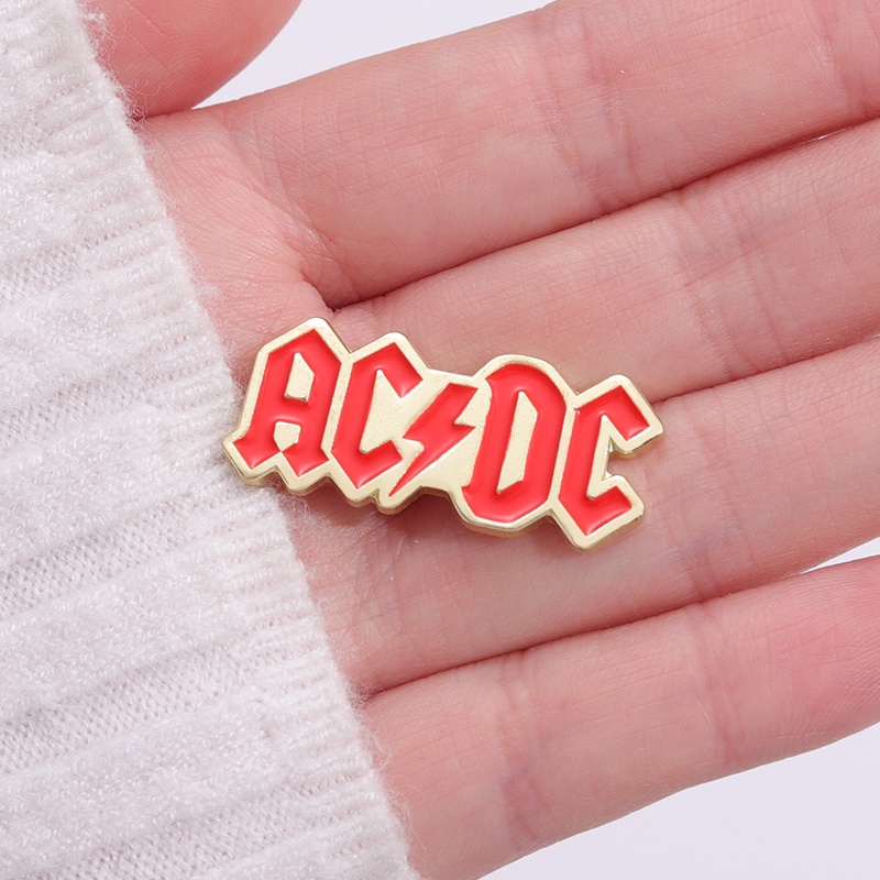 เข็มกลัดโลหะ รูปวงร็อค ACDC เหมาะกับของขวัญ สําหรับตกแต่งเสื้อผ้า กระเป๋าเป้สะพายหลัง