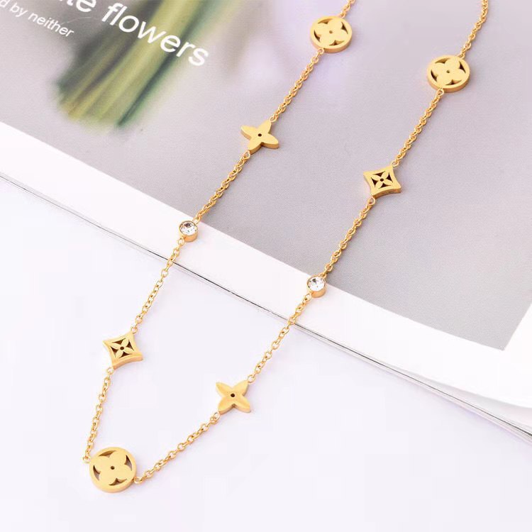 เครื่องประดับสร้อยคอโลหะไทเทเนียมจี้ใบโคลเวอร์สี่ใบโคลเวอร์สไตล์เกาหลี