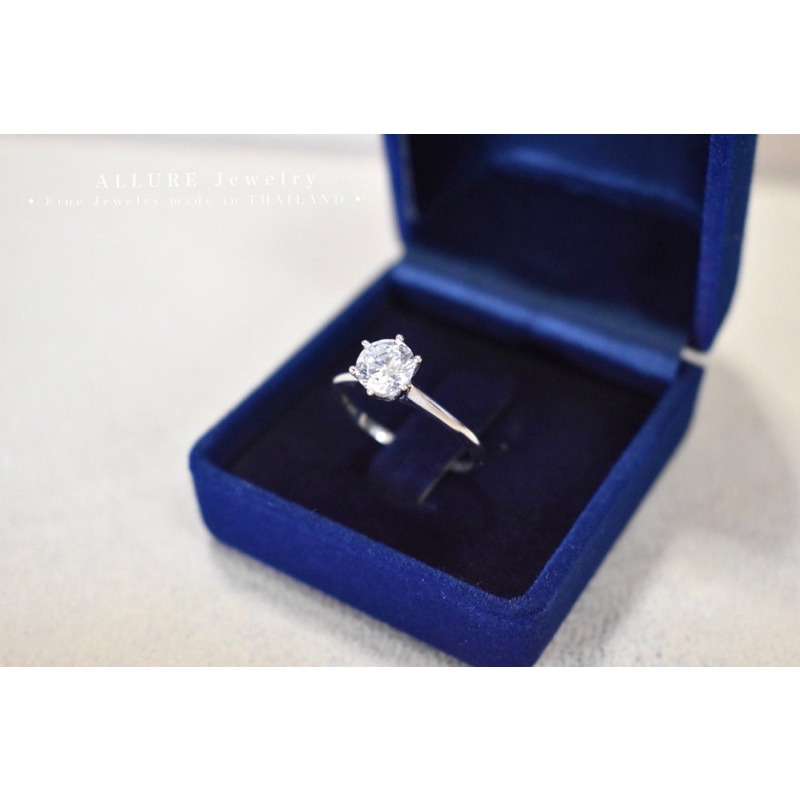 แหวนเพชรเม็ดเดี่ยว 1 กะรัต   ตัวเรือนเงินแท้ 925 ชุบเคลือบทองคำขาว [ รุ่น   - Allure Jewelry]