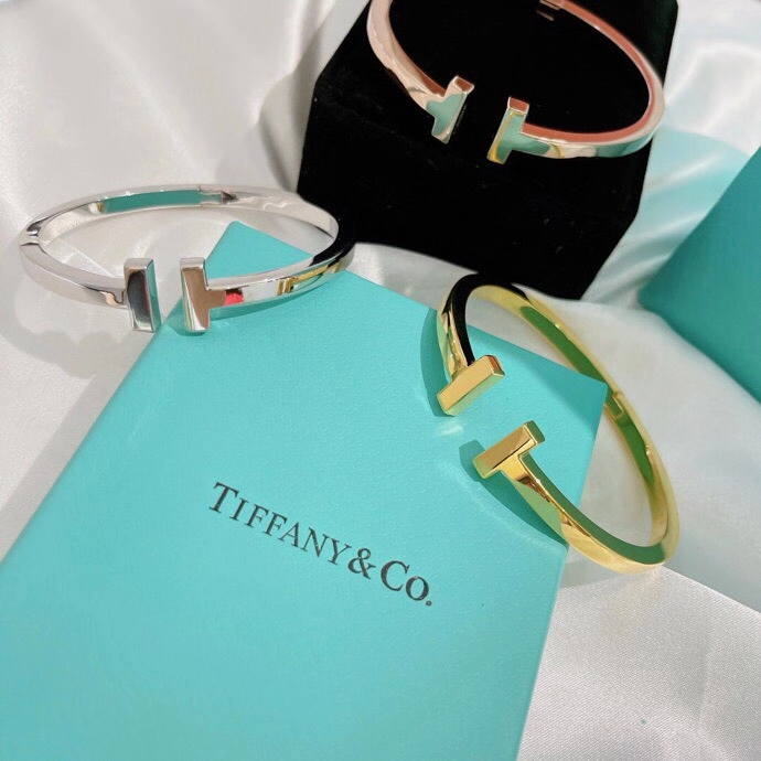 【 แบรนด์แฟชั่น 】ใหม่ T&CO. 2023 สร้อยข้อมือ แบบเปิดคู่ คุณภาพสูง