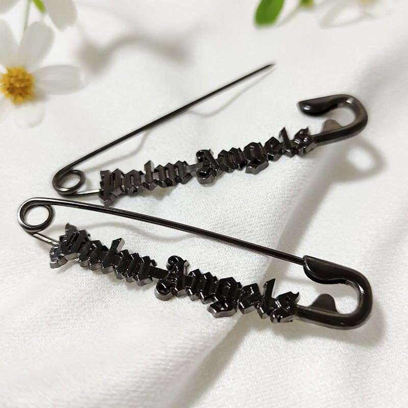 【ซื้อหนึ่งแถมหนึ่ง】เข็มกลัด ลายตัวอักษร สีดํา ขนาดใหญ่ เครื่องประดับแฟชั่น DIY