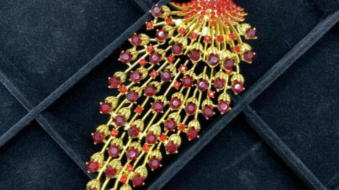 Maech jewelry แฟชั่นเข็มกลัดขนาดใหญ่ เพชรคริสตัลสีแดง เข็มกลัดนกยูงสีทอง peacock brooch