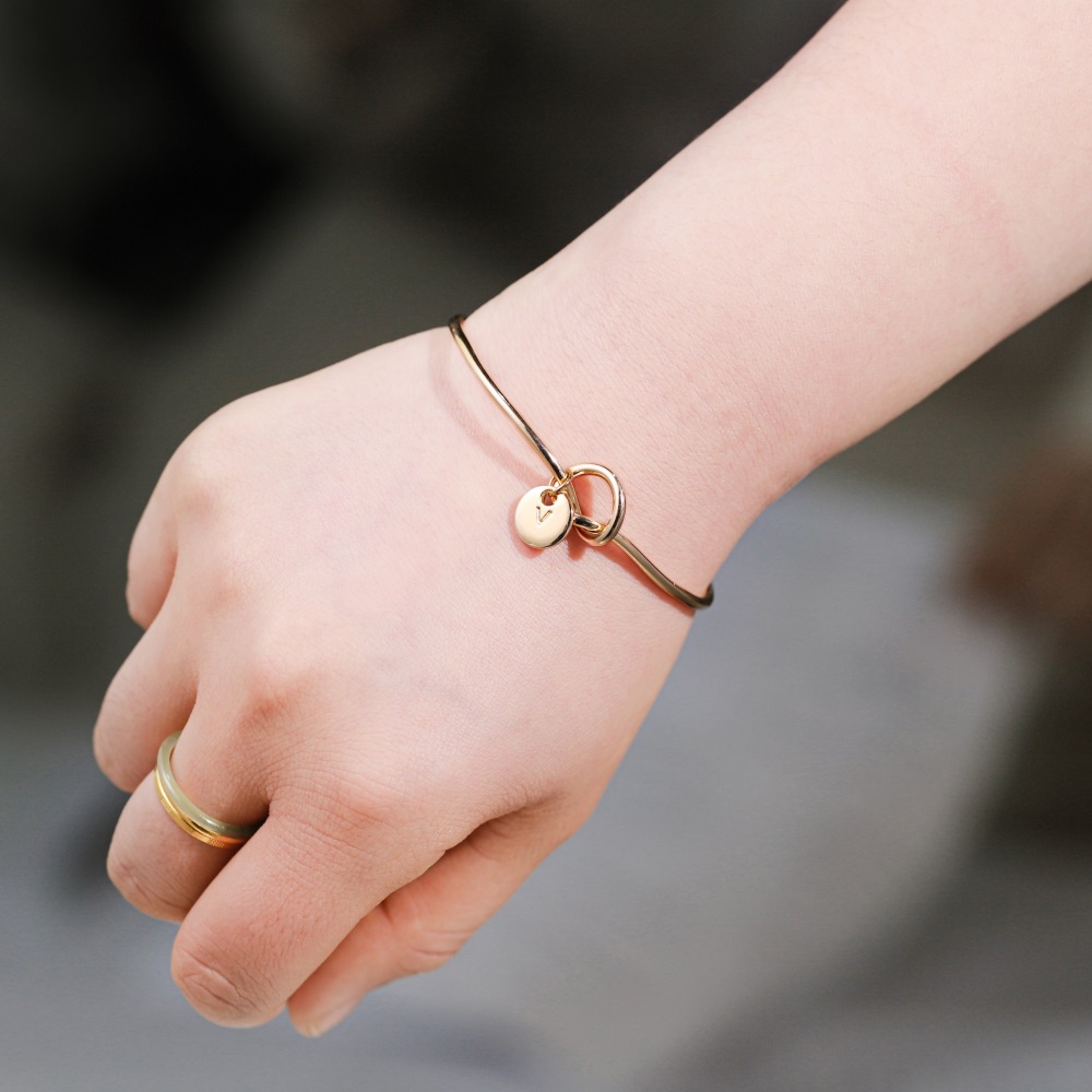 1ชิ้น กำไล A-Z สร้อยข้อมือตัวอักษรสีขาว K สร้อยข้อมือแฟชั่นเครื่องประดับสาวเกาหลี Style