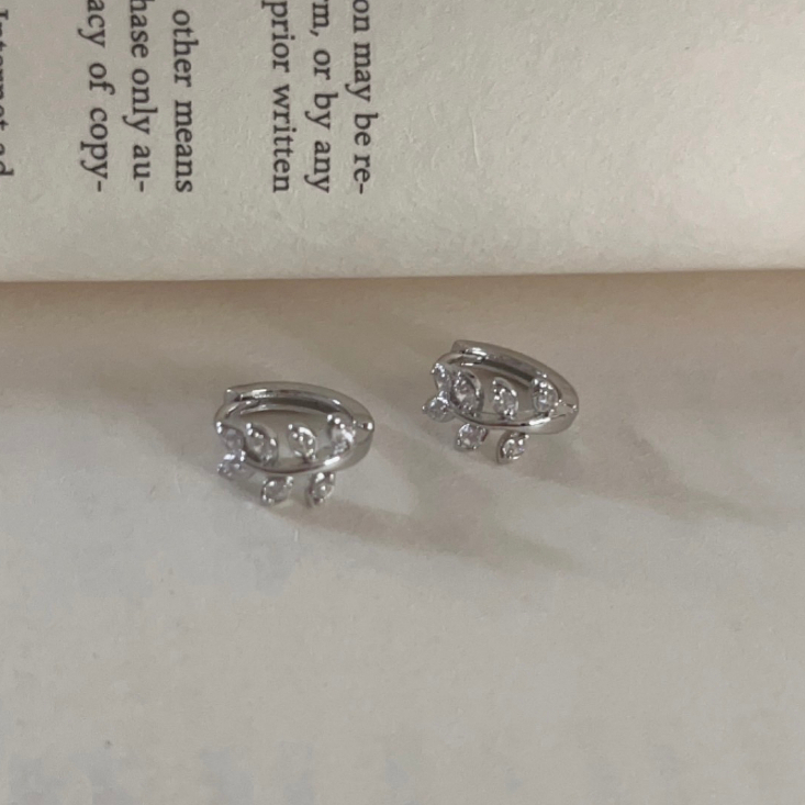247-Littlegirt gifts-  Leaf clip earring