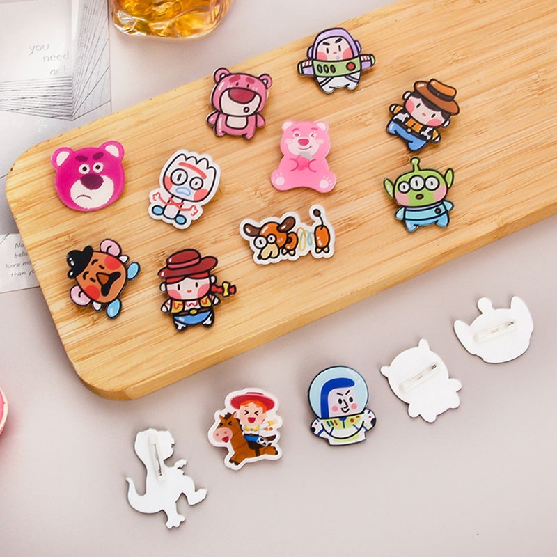 AMILA หมีสตรอเบอร์รี่น่ารักการ์ตูนสัตว์ประหลาดสามตาเข็มกลัดอะคริลิกจี้ปากกาป้ายอะนิเมะ