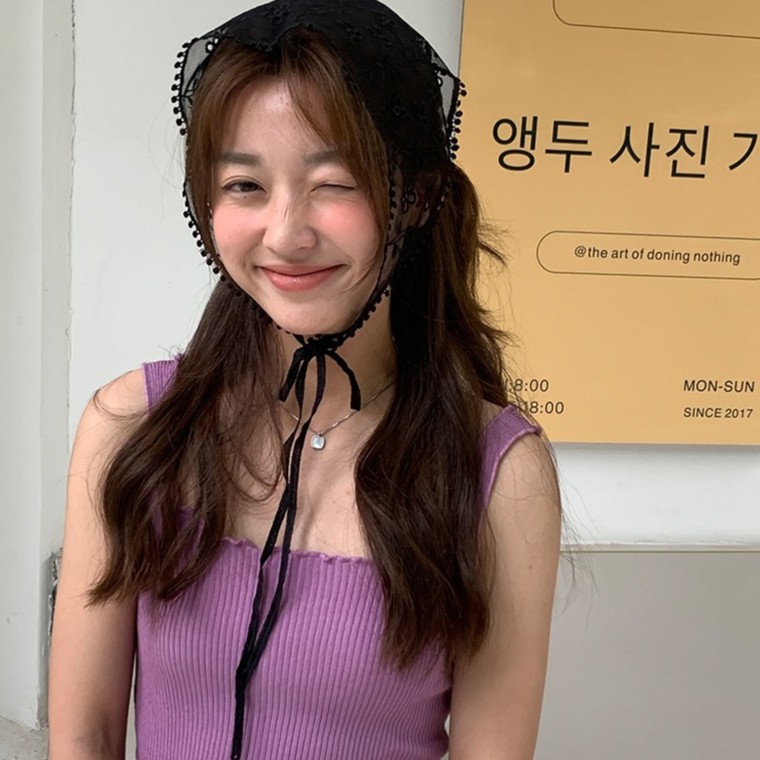 Floral lace headscarf ผ้าโพกผมสามเหลี่ยมลูกไม้