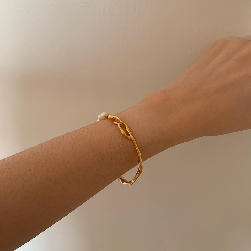 HER OBJECTIVE_HER BOLDY HALF PEARL CUFF