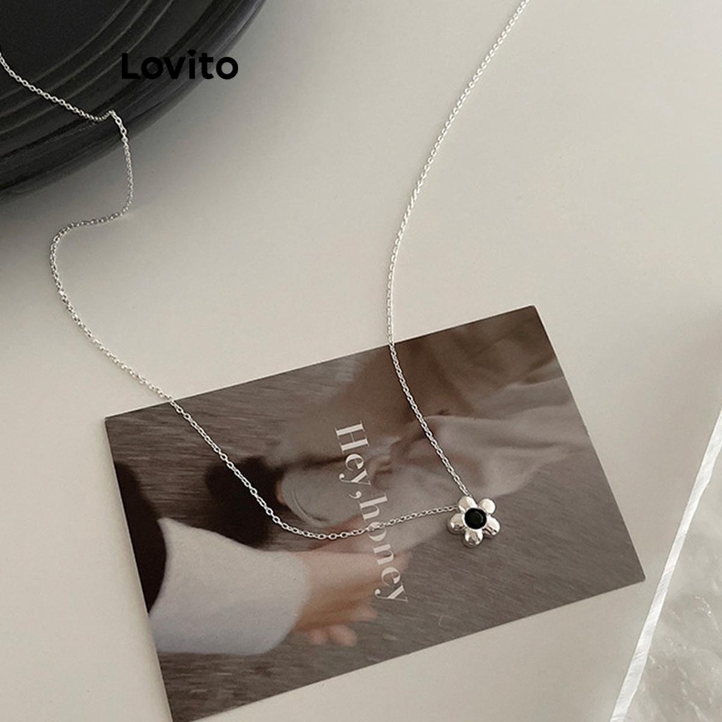 Lovito สร้อยคอผู้หญิง สายโซ่ บล็อกสี จี้รูปดอกไม้ สไตล์ลำลอง LFA08351 (สีเงิน)