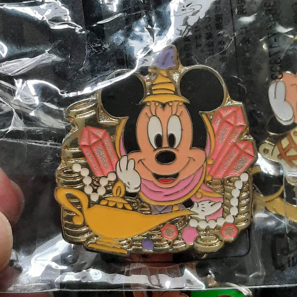 Mickey & Minnie Disney Pin Collecting  เข็มกลัด ดีสนีย์ มิกกี้ แอนด์ มินนี่ ของที่ละลึกจาก Tokyo Disneyland