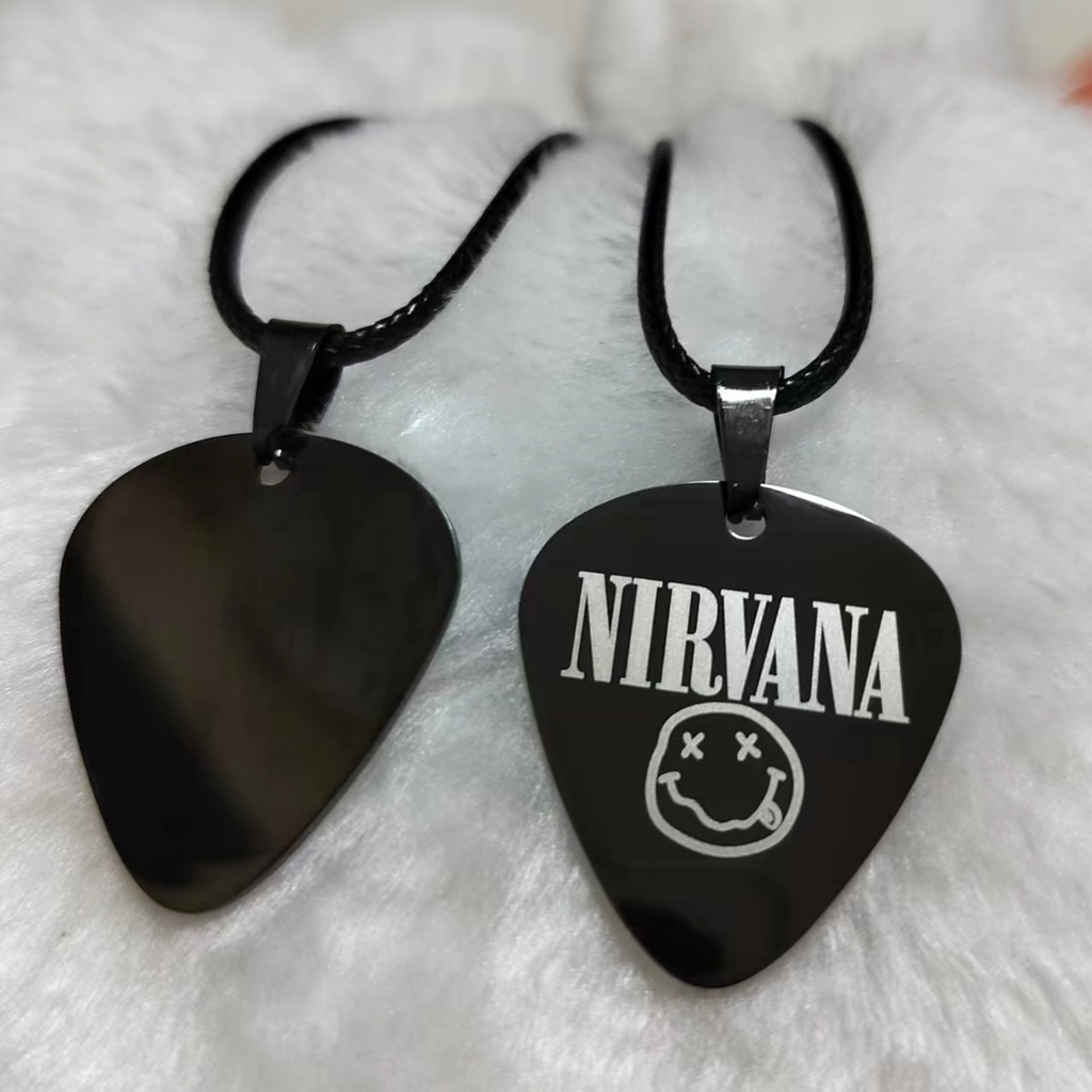 Nirvana ✨สร้อยคอเชือกหนัง พร้อมจี้ปิ๊กกีตาร์