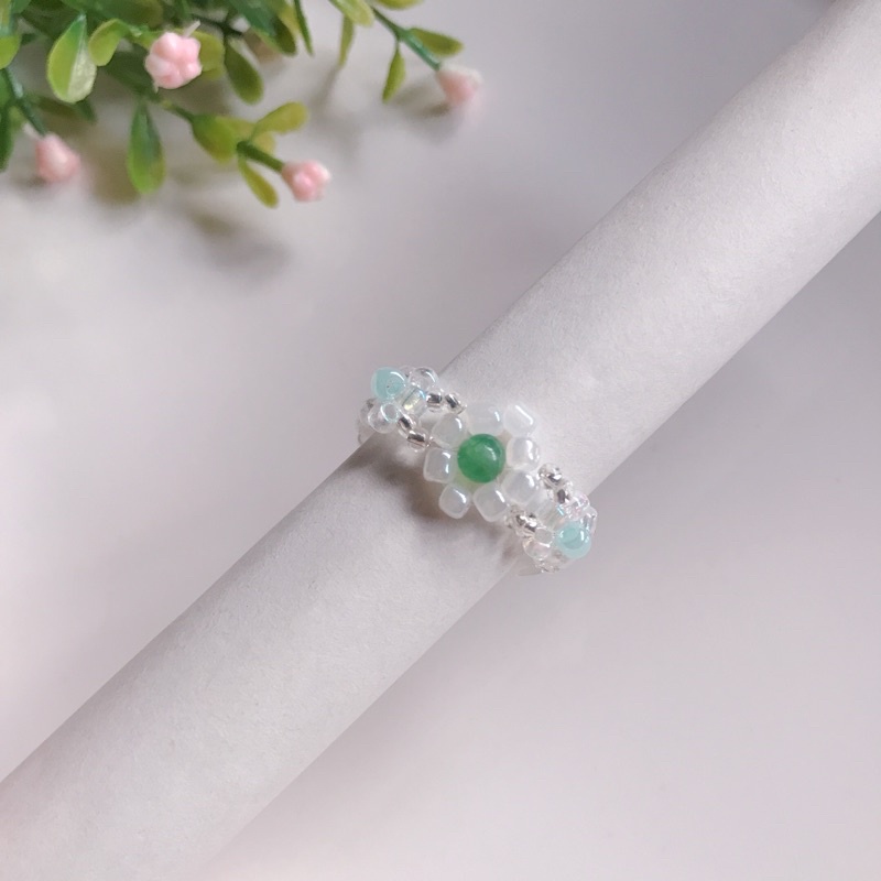 Pantheadesign  แหวนลูกปัดหินแท้ โทนสีเขียว แหวนดอกไม้ แหวนแฮนด์เมด  ✨