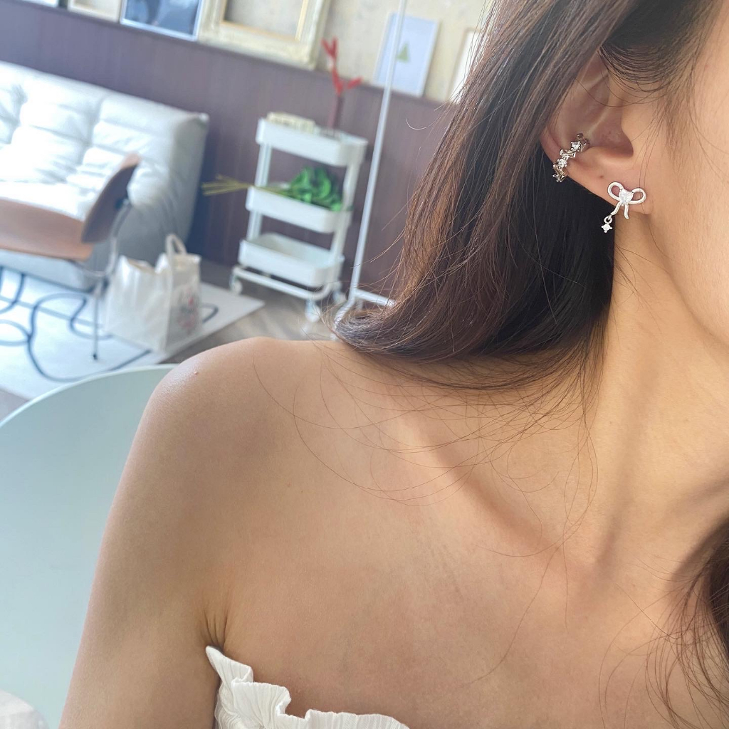 Petite Ribbon Stud ต่างหูรูปโบว์ประดับเพทายหัวใจ