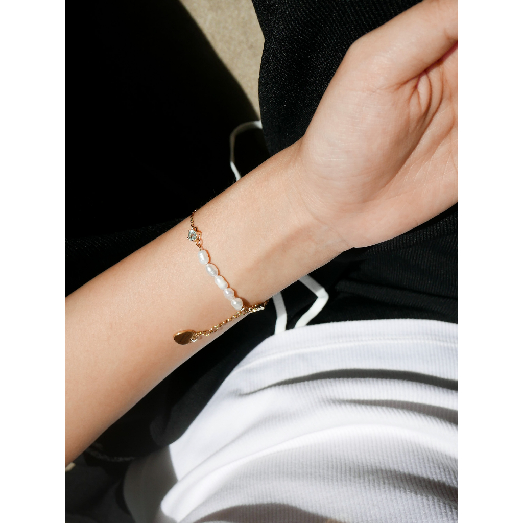 Valleydarley - สร้อยข้อมือ love you to the moon and back bracelet