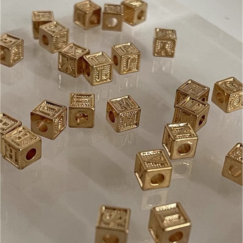 seadada สร้อยตัวอักษร A-Z สร้อยพร้อมจี้ 14k squares letter necklace