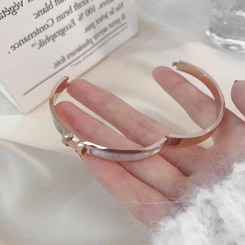 กำไลข้อมือ H ลายหินอ่อน กำไลแฟชั่น มี 3 สี ทอง เงิน โรสโกลด์ สแตนเลสสติล ไม่ลอกไม่ดำ hm04