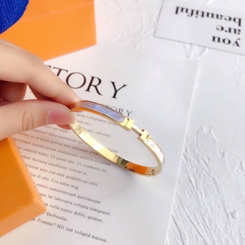 กำไลข้อมือสแตนเลสสติล ตัวอักษร H ฝังด้วยเปลือกหอยจริง กำไลแฟชั่น พร้อมส่ง hm04