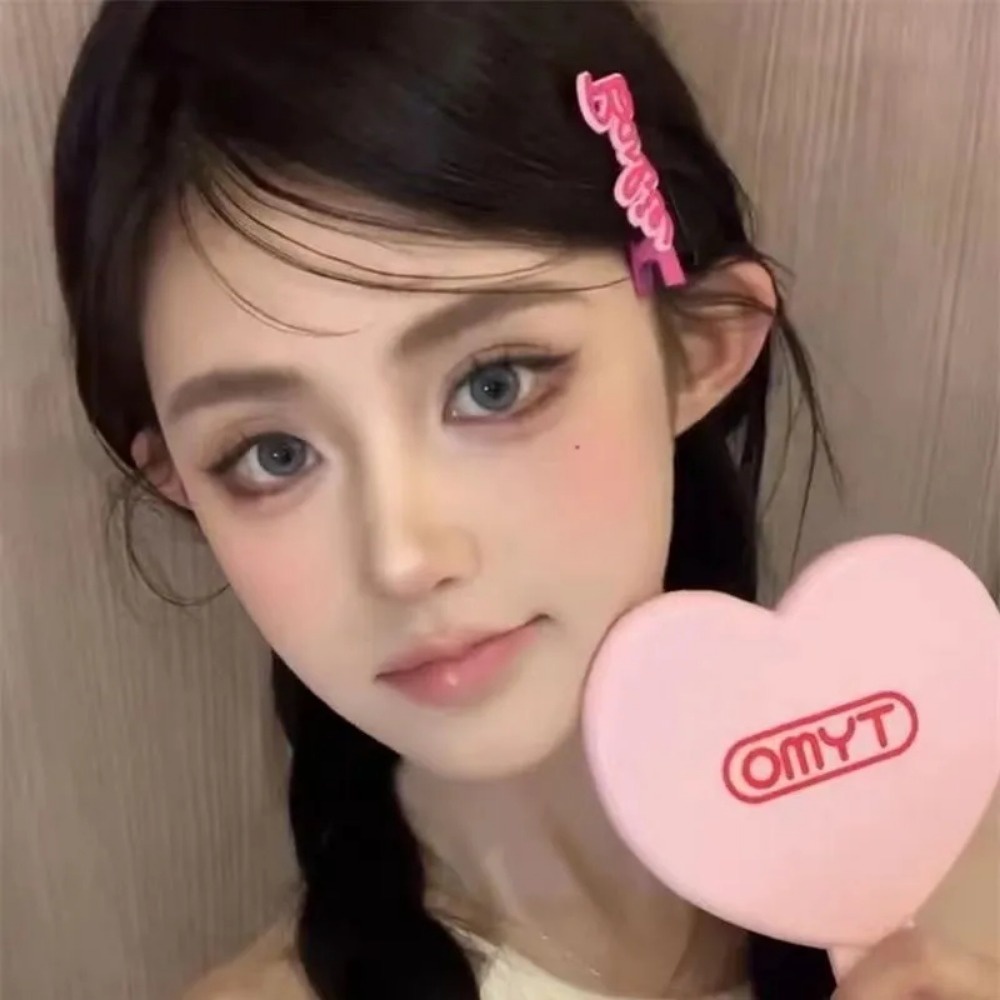 กิ๊บติดผมโลหะ Y2K พิมพ์ลายตัวอักษรน่ารัก สีชมพู สําหรับตุ๊กตาบาร์บี้ เครื่องเทศ