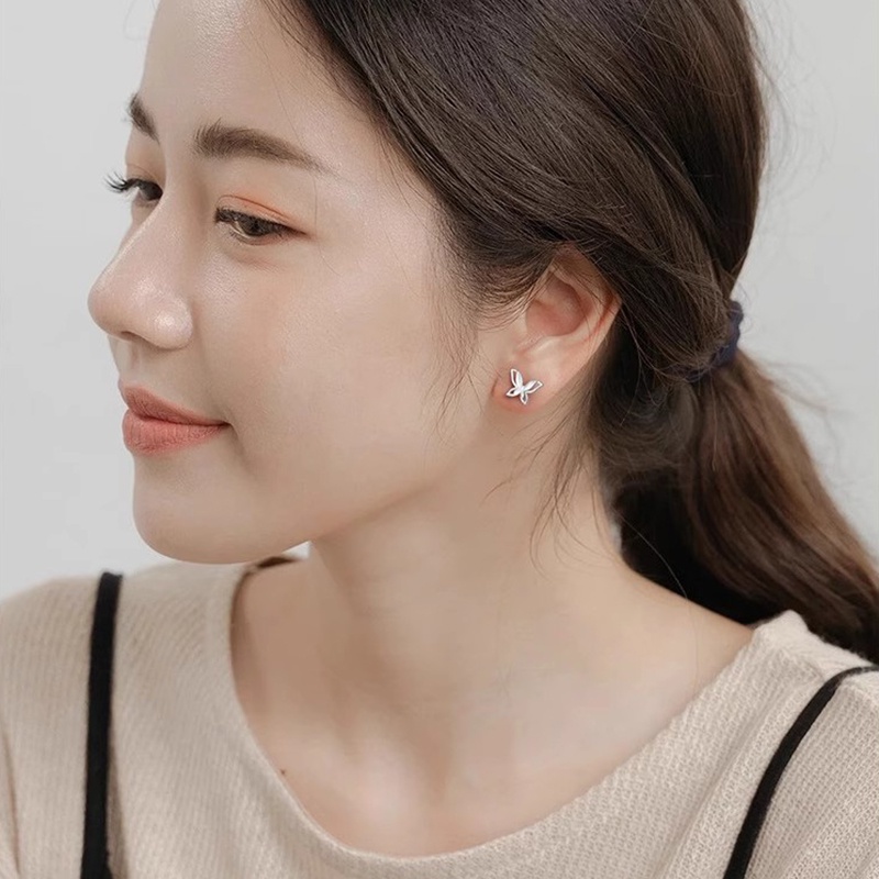 ต่างหูสตั๊ด รูปผีเสื้อน่ารัก เรียบง่าย สีเงิน สีทอง เครื่องประดับ สําหรับผู้หญิง