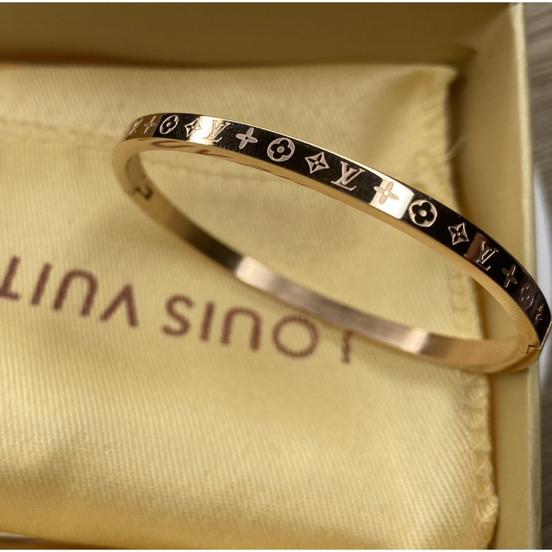 พ ร้ อ ม ส่ ง จ า ก ไ ท ย  ✧ กำไลข้อมือ ลายเซ็น Louis Vuitton แกะสลักและลายโมโนแกรม✧