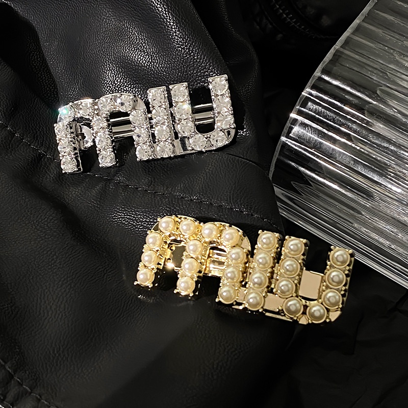พร้อมส่ง Miu กิ๊บสปริง มี 2 รุ่น แบบประดับคริสตัลและมุก ที่ตัวอักษร *ปั้มหลัง**