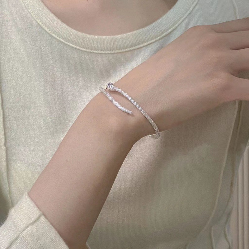 สร้อยข้อมือเงิน รูปงู หรูหรา สีแดง แบบเรียบง่าย สําหรับผู้หญิง
