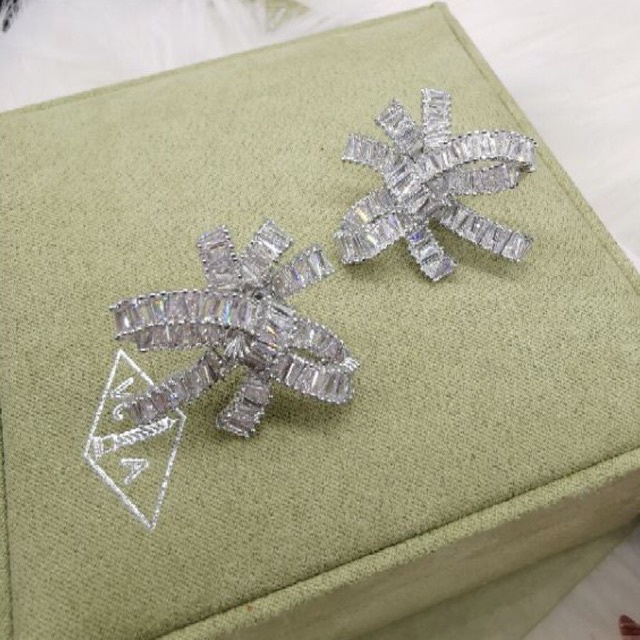 (สินค้า​พร้อ​มส่งค่ะ) ต่างหูโบว์เพชร CZ ทรงปาเก็ต แบบโบว์แบบหรูหรา เก๋มากแบบดารา เล็ก/ใหญ่