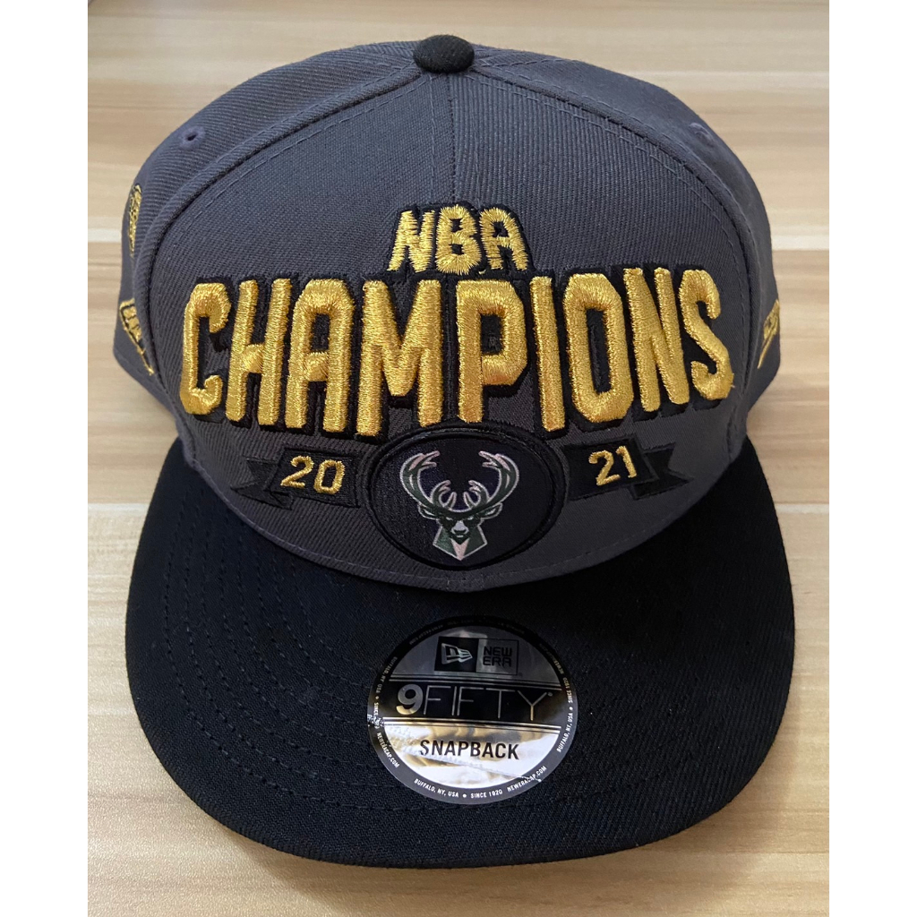 หมวกใหม่ แท้ Milwaukee Bucks New Era 2021 NBA Finals Champions Locker Room 9FIFTY Snapback Adjustable Hat - Gray/Black