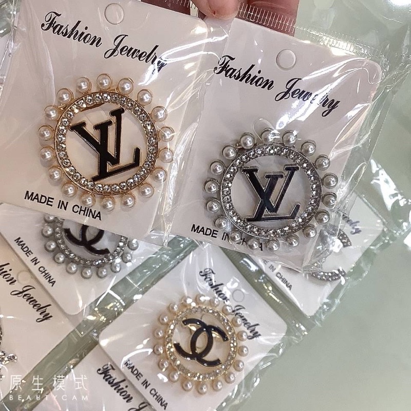 เข็มกลัดติดเสื้อแบรนด์เนม(พร้อมส่ง)จากไทย