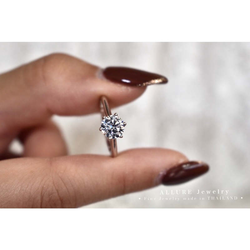 แหวนเพชรเม็ดเดี่ยว 1 กะรัต   ตัวเรือนเงินแท้ 925 ชุบเคลือบทองคำขาว [ รุ่น   - Allure Jewelry]