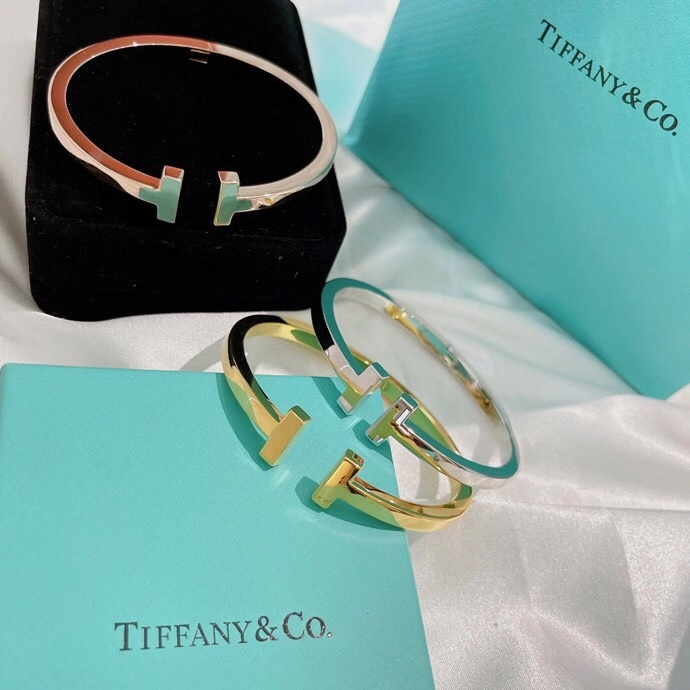 【 แบรนด์แฟชั่น 】ใหม่ T&CO. 2023 สร้อยข้อมือ แบบเปิดคู่ คุณภาพสูง