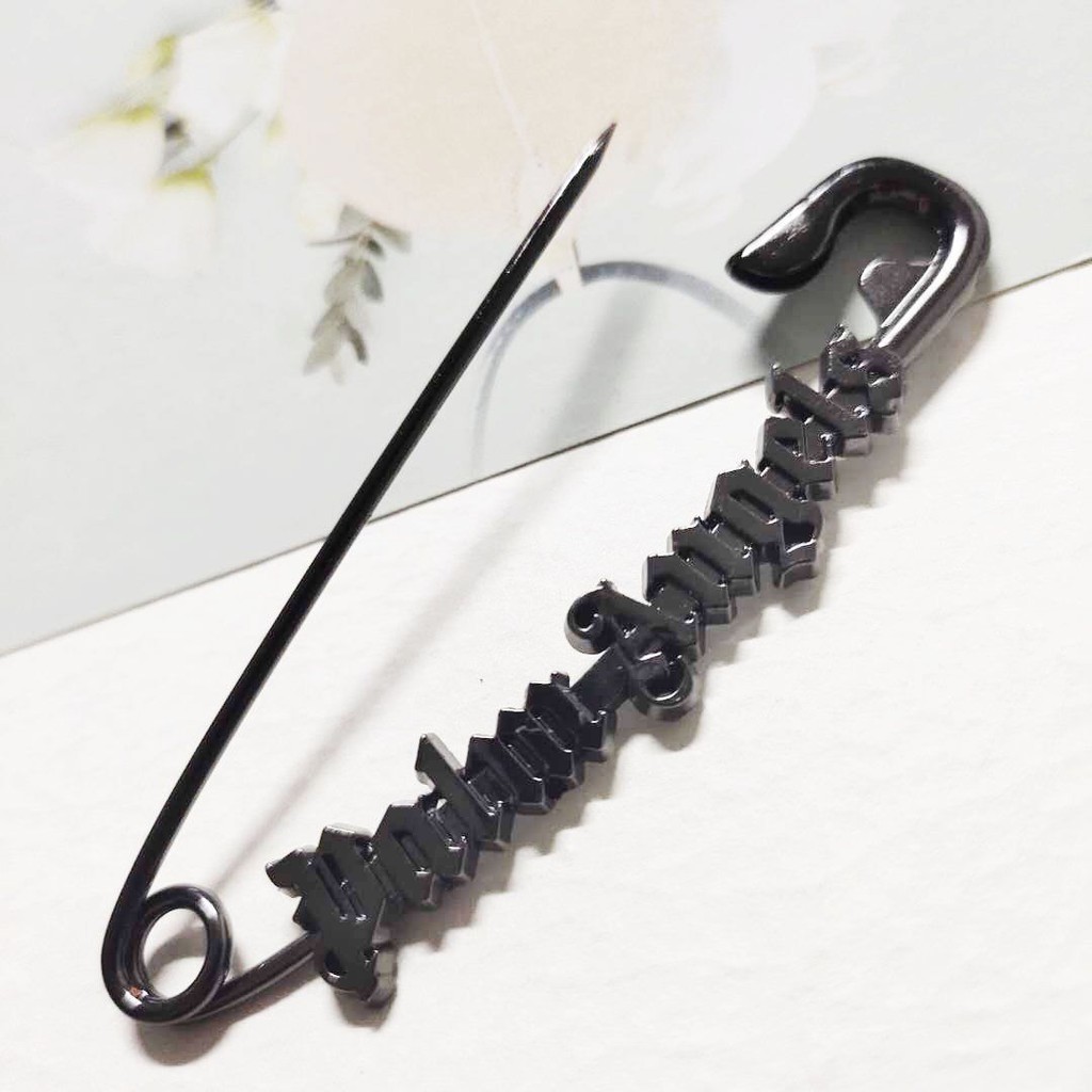 【ซื้อหนึ่งแถมหนึ่ง】เข็มกลัด ลายตัวอักษร สีดํา ขนาดใหญ่ เครื่องประดับแฟชั่น DIY
